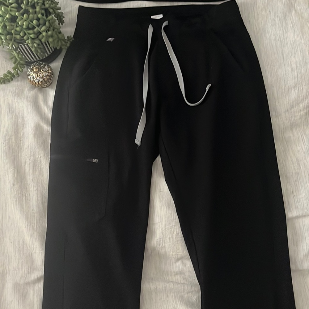 selling scub, brand FIGS, size Xs